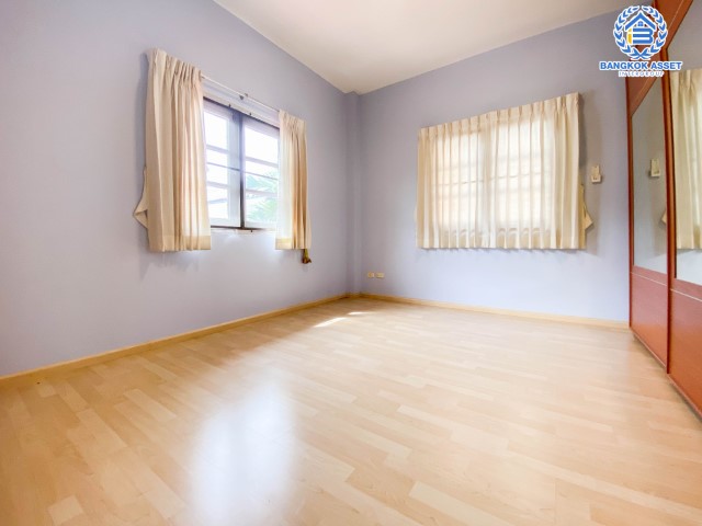 *****บ้านเดี่ยวมือสอง นนทบุรี ม.รติรมย์2 กาญจนาภิเษก เนื้อที่กว้าง 60 ตร.ว. มาพร้อมฟังก์ชัน 3 ห้องนอน 2 ห้องน้ำ 2 ที่จอดรถ ภายในกว้างขวาง พร้อมลากกระเป๋าเข้าอยู่ได้ทันที! ตั้งบนทำเลดี เดินทางสะดวก เชื่อมต่อถนนกาญจนาภิเษก ,ถนนราชพฤกษ์ ,ถนนนครอินทร์ และใกล้ทางด่วน "ศรีรัช" จองเลย!